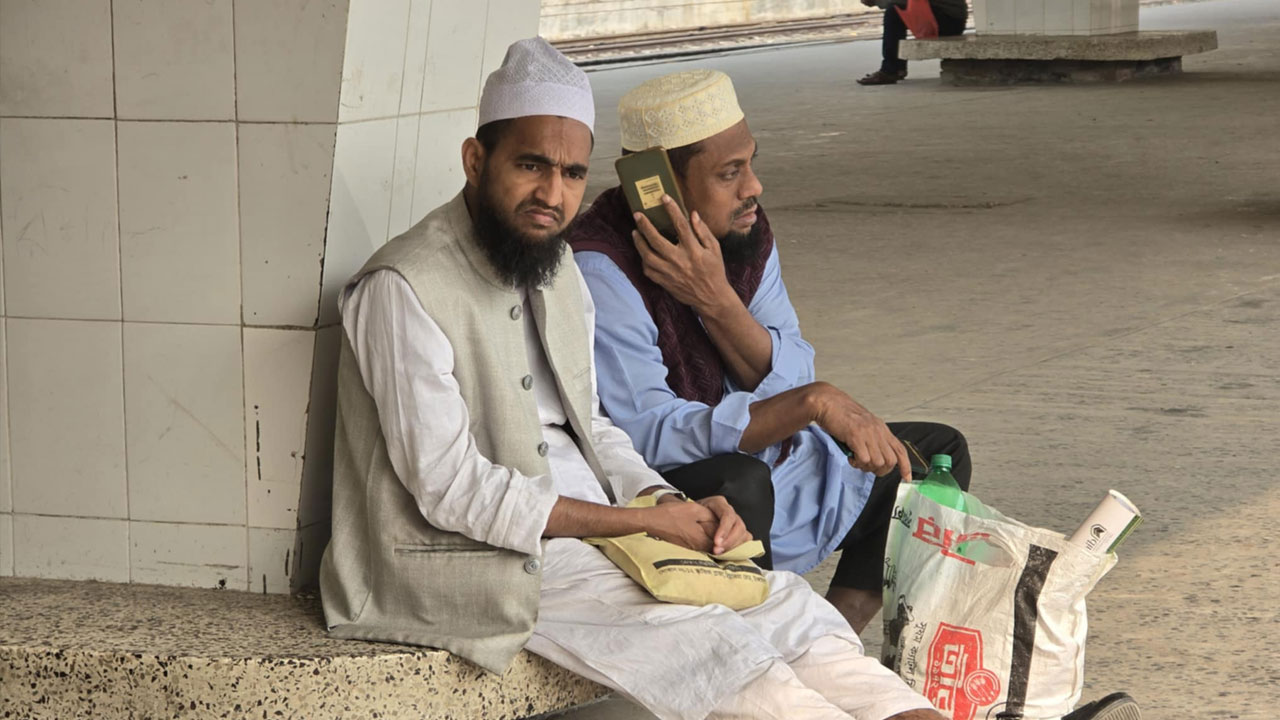 অনিশ্চয়তায় ট্রেনযাত্রা, যাত্রীদের ভোগান্তি